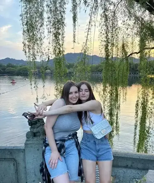《艾玛马克斯的屈服》超清画质下的情感博弈：未删减版《艾玛马克斯的屈服》在线观看，沉浸式体验权力与欲望的暗涌