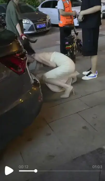 《白裙女子被抓头发跳河》超清完整版资源-《白裙女子被抓头发跳河》百度网盘在线观看下载
